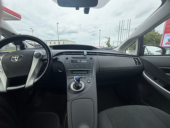 Toyota Prius 5 of 6