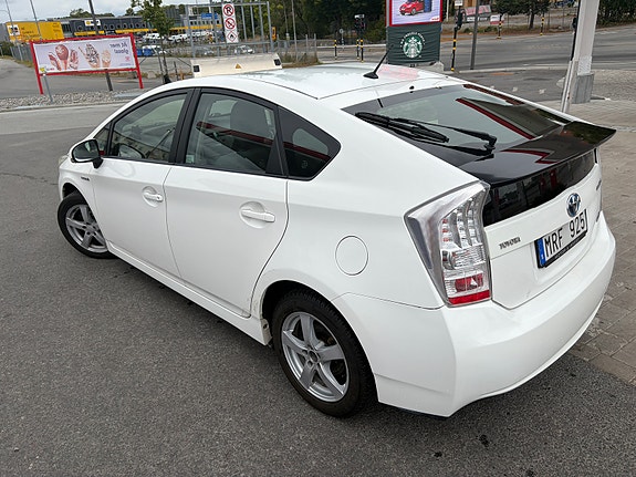 Toyota Prius 4 of 6