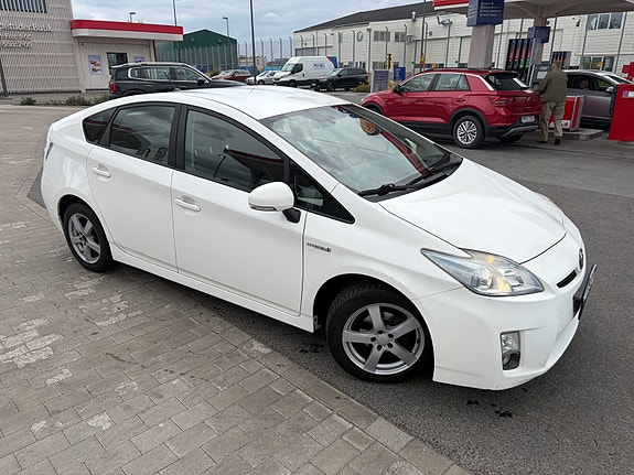 Toyota Prius 2 of 6