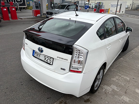 Toyota Prius 3 of 6
