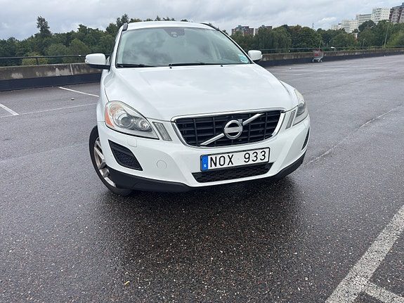 Volvo XC60 2 of 13