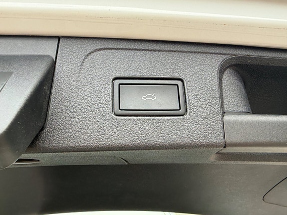 Volkswagen Passat 19 of 30