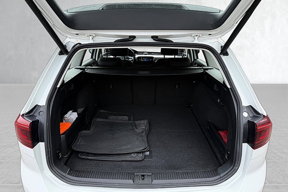 Volkswagen Passat 18 of 30