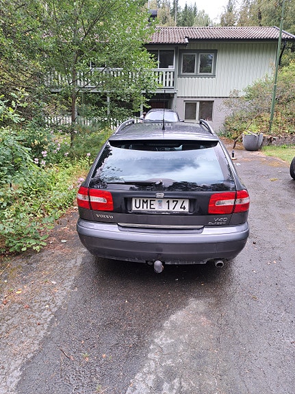 Volvo V40 2 of 8