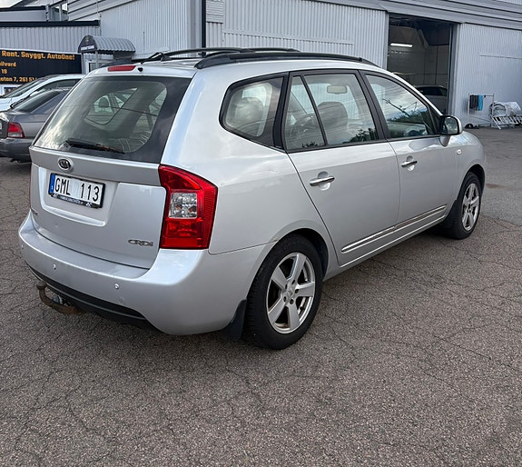 Kia Carens 2 of 6