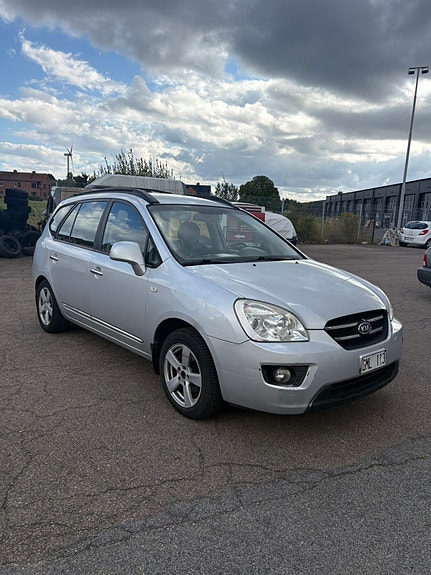 Kia Carens 3 of 6