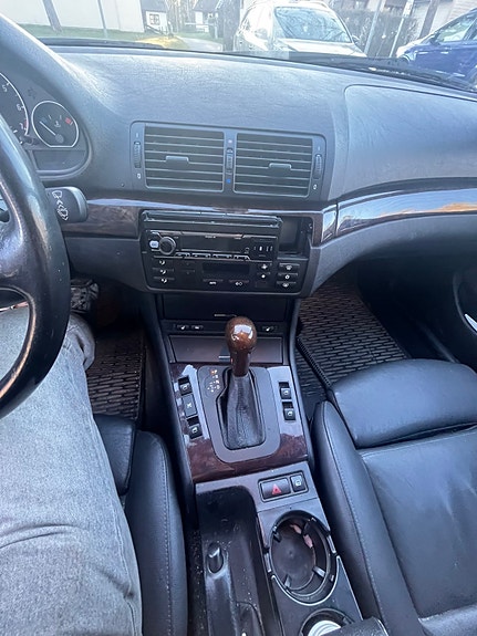 BMW 330i 10 of 12