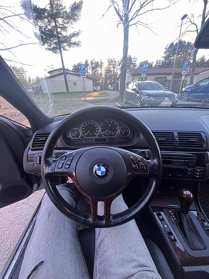 BMW 330i 9 of 12