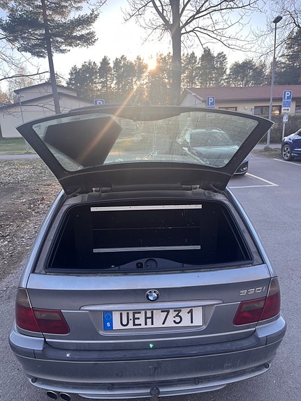 BMW 330i 2 of 12
