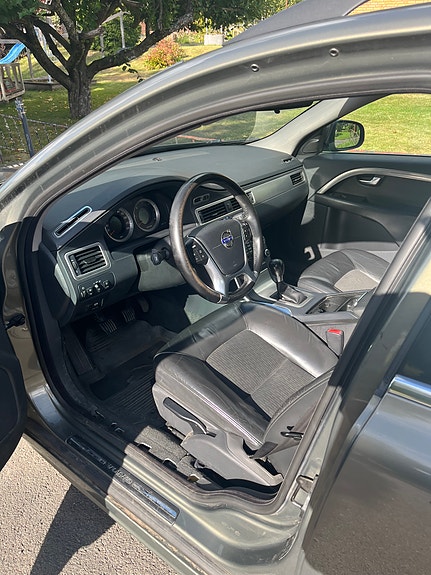 Volvo V70 3 of 5