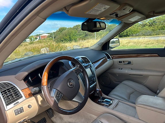 Cadillac SRX 3 of 5