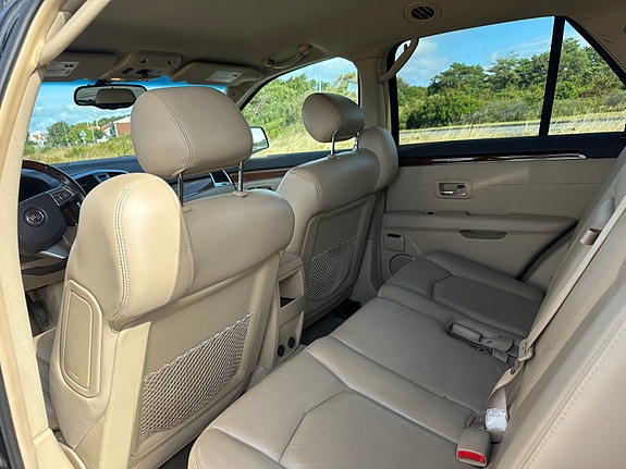 Cadillac SRX 4 of 5