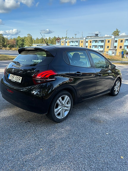Peugeot 208 3 of 8