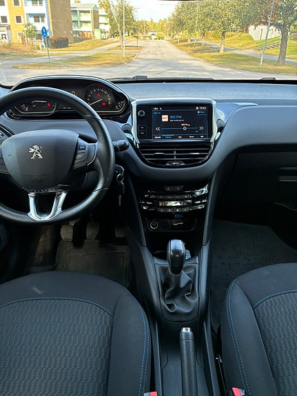 Peugeot 208 5 of 8