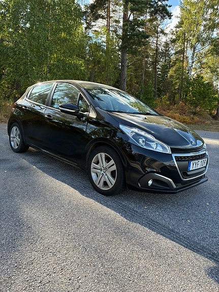Peugeot 208 2 of 8