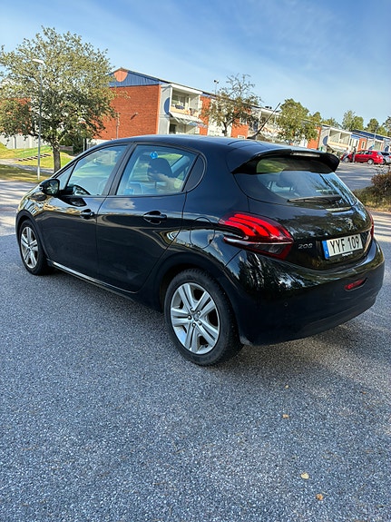 Peugeot 208 4 of 8