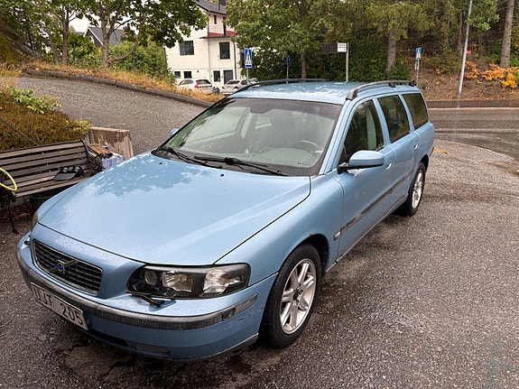 Volvo V70 2 of 13