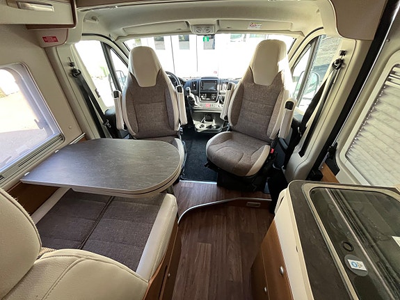 Knaus VanTourer 600 L / Truma dieselpanna / Långbädd 12 of 24