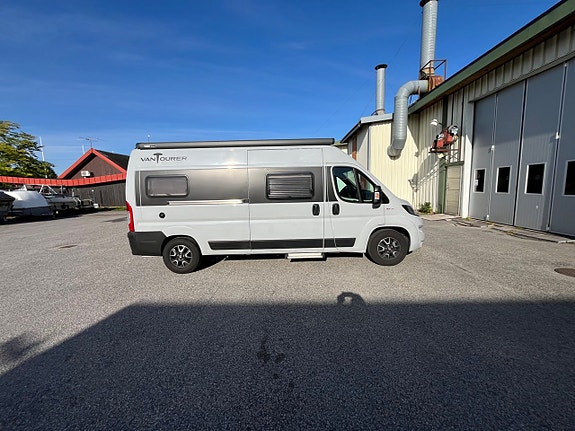 Knaus VanTourer 600 L / Truma dieselpanna / Långbädd 2 of 24