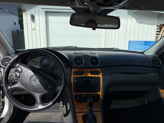 Mercedes-Benz CLK320 8 of 11