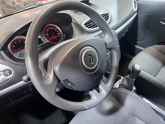 Renault Clio 19 of 21