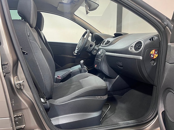 Renault Clio 15 of 21