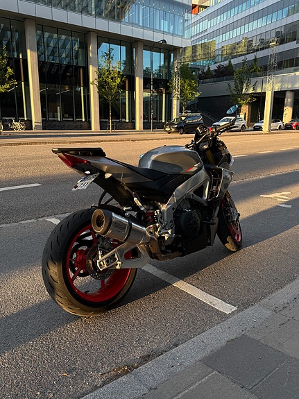 Aprilia Tuono V4 2 of 4