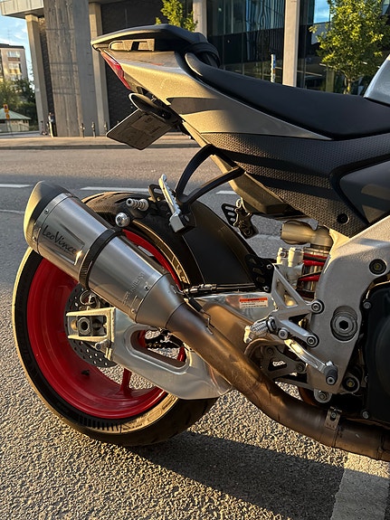 Aprilia Tuono V4 4 of 4