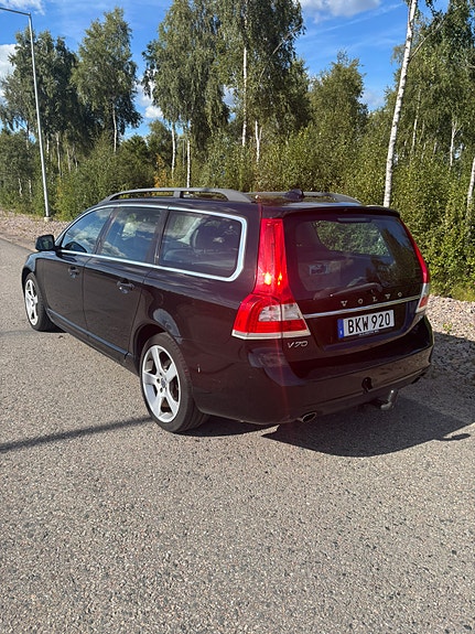 Volvo V70 2 of 7