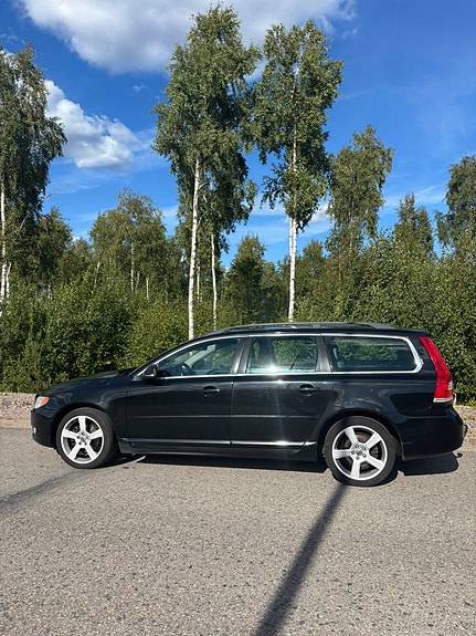 Volvo V70 3 of 7