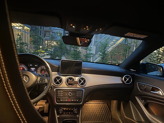 Mercedes-Benz CLA250 8 of 12
