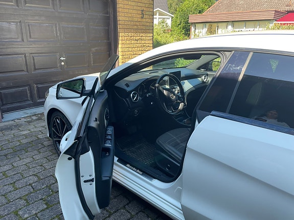 Mercedes-Benz CLA250 5 of 12