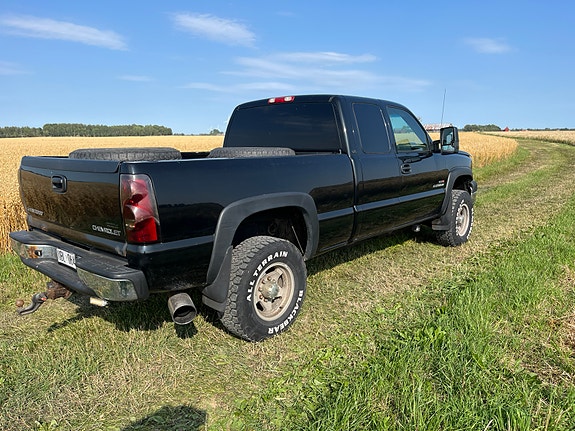 Chevrolet Silverado 2500 2 of 7