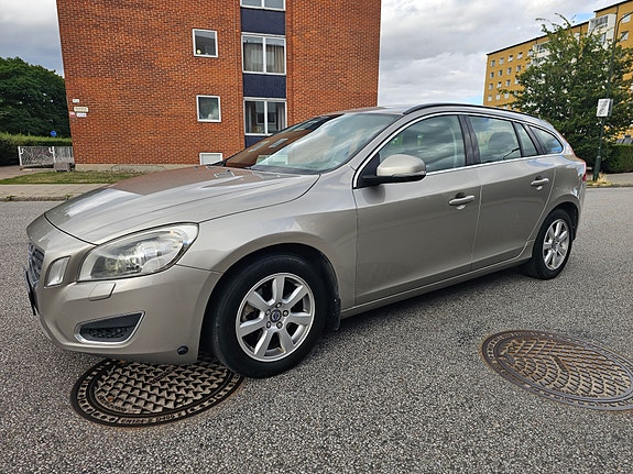 Volvo V60 2 of 6