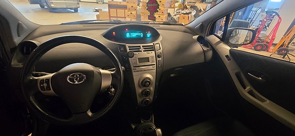 Toyota Yaris 5 of 9