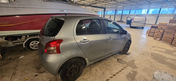 Toyota Yaris 4 of 9