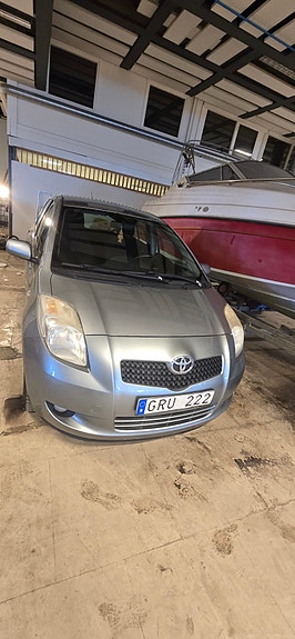 Toyota Yaris 2 of 9