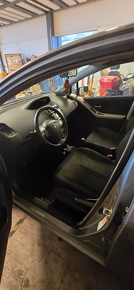 Toyota Yaris 7 of 9