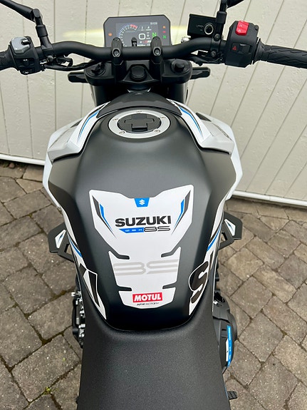 Suzuki GSX-8S Sports Pack 6 of 15