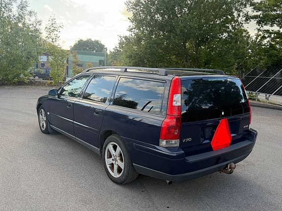 Volvo V70 3 of 7