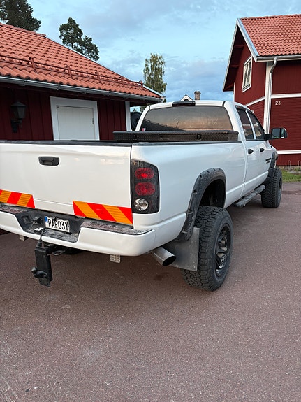 Dodge RAM 2500 2 of 5