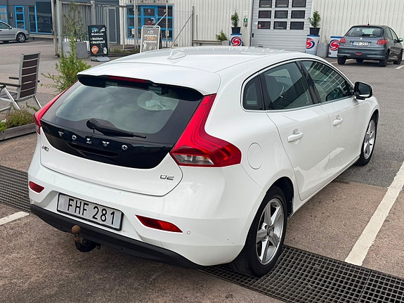Volvo V40 2 of 6