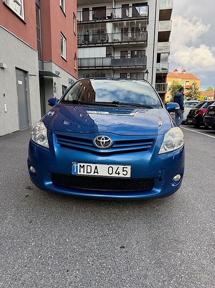 Toyota Auris 2 of 13