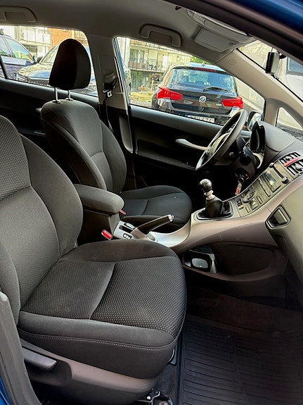 Toyota Auris 8 of 13