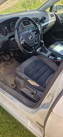 Volkswagen Golf Alltrack 2 of 10