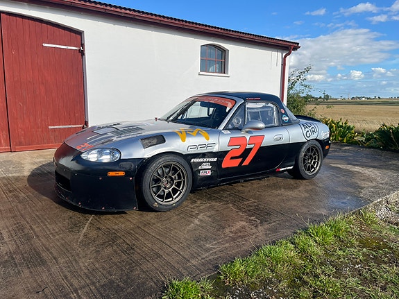 Mazda MX-5 2 of 8