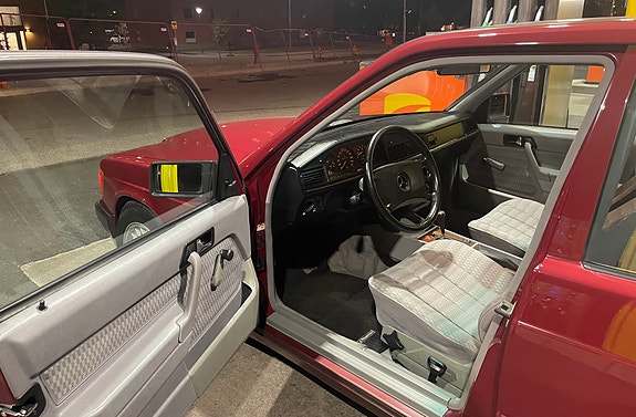 Mercedes-Benz 190 E 3 of 4