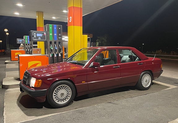 Mercedes-Benz 190 E 2 of 4