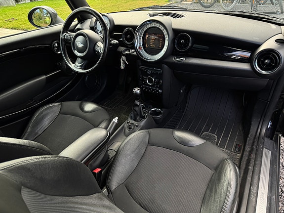 MINI Cooper 4 of 5