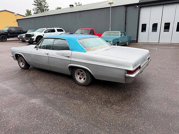 Chevrolet Impala 9 of 30